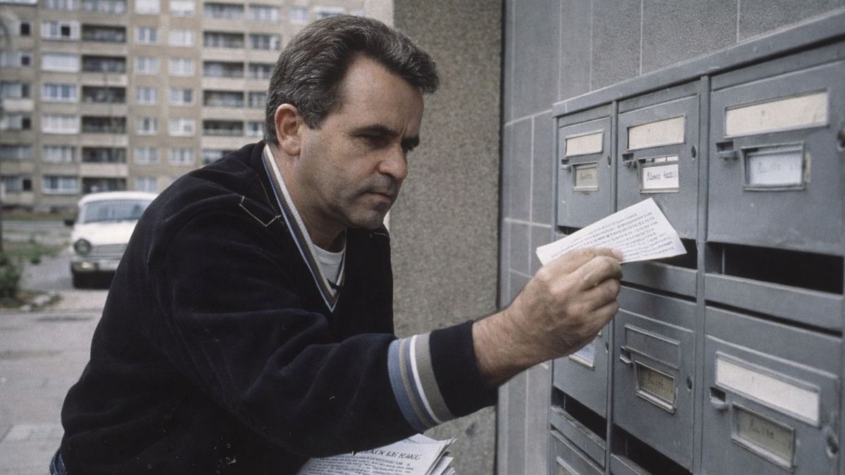 Kristály Gyula bedobja  a röplapokat a postaládákba