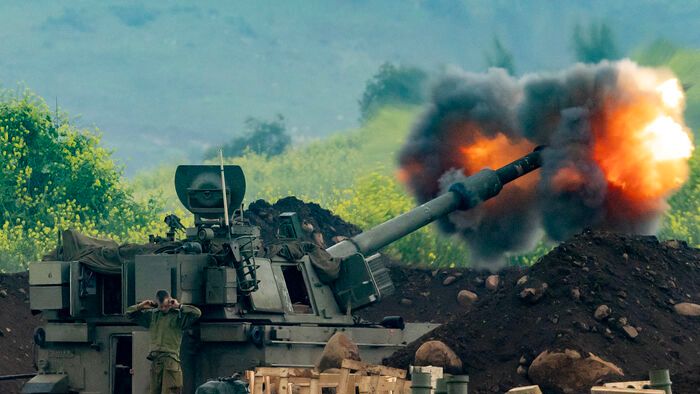 Egy izraeli önjáró taracktüzérségi ágyú tüzel Libanon irányába