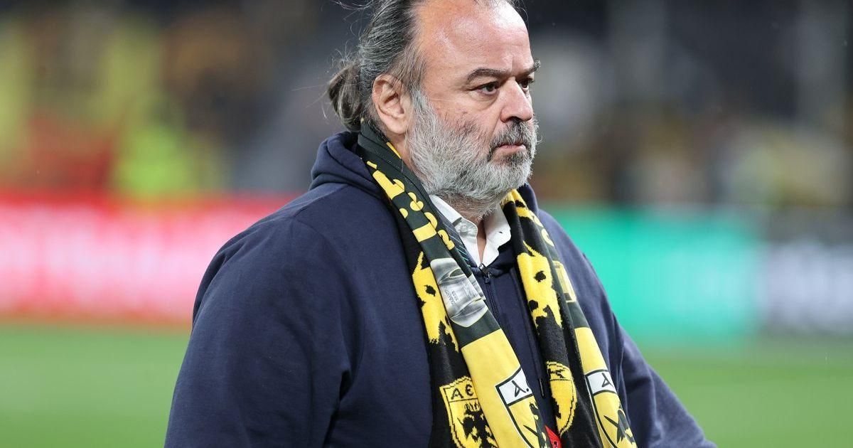 Varga Barnabás csapatának tulajdonosa, Mariosz Iliopulosz nem volt boldog az AEK–Celje meccs szünetében