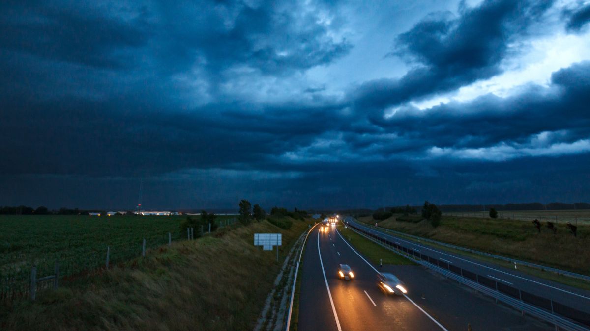 Nem tetszett a rendőröknek a lassítósáv közepén a földkupac, gyorsan kiderült, hogy mi az oka