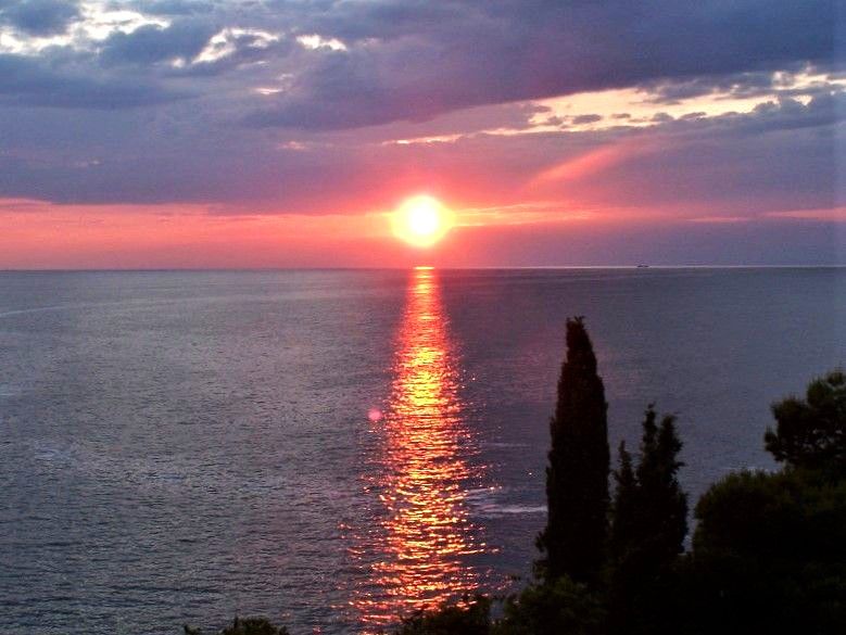 Az Adriai-tenger alkonyi panorámája az isztriai partvidékről