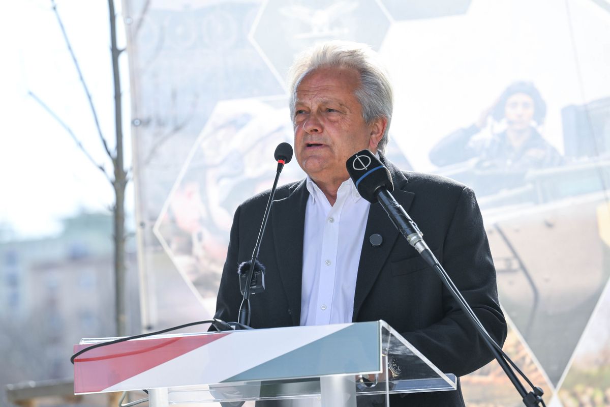 Székesfehérvár, 2026. március 20.
Vargha Tamás, a Honvédelmi Minisztérium parlamenti államtitkára beszédet mond a Székesfehérvári Honvédelmi Park megnyitóján a Bregyó Közi Sportcentrumban 2026. március 20-án. A 3000 négyzetméteres objektumban akadálypálya, mászótorony, ejtőernyős ugrást szimuláló eszköz, airsoft lövészet, VR-szimulátorok, drónok, egy taktikai aréna és egy labirintus található.
MTI/Bruzák Noémi