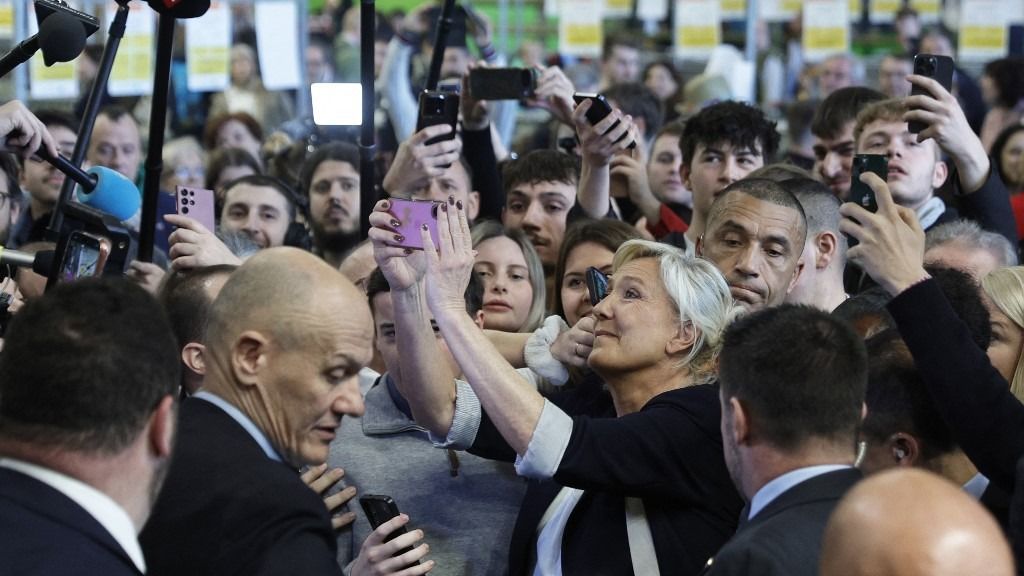 Le Pent félre akarják állítani, mert ő a legerősebb