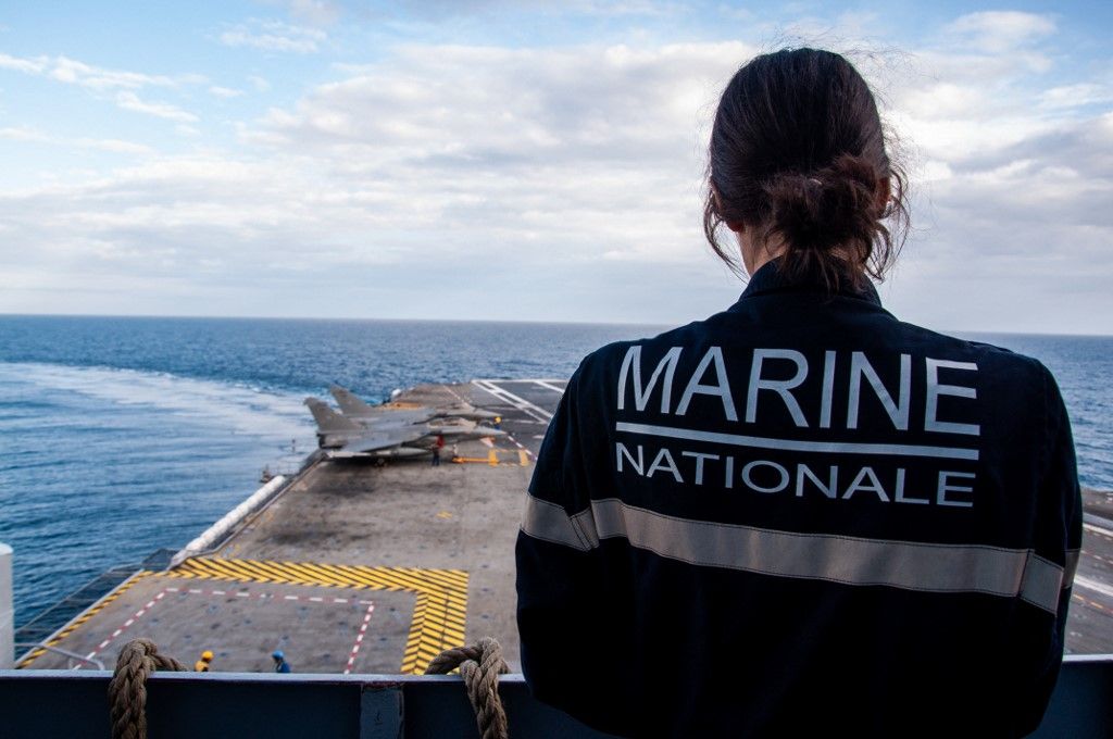 A French Navy Dassault Rafale M fighter jet lands on the flight deck of the nuclear-powered aircraft carrier Charles de Gaulle (R91) during flight operations in the Mediterranean Sea. The Rafale M is the naval variant of the Rafale multirole fighter operated by the French Naval Aviation. (Photo by Francesco Militello Mirto/NurPhoto) (Photo by Francesco Militello Mirto / NurPhoto via AFP)