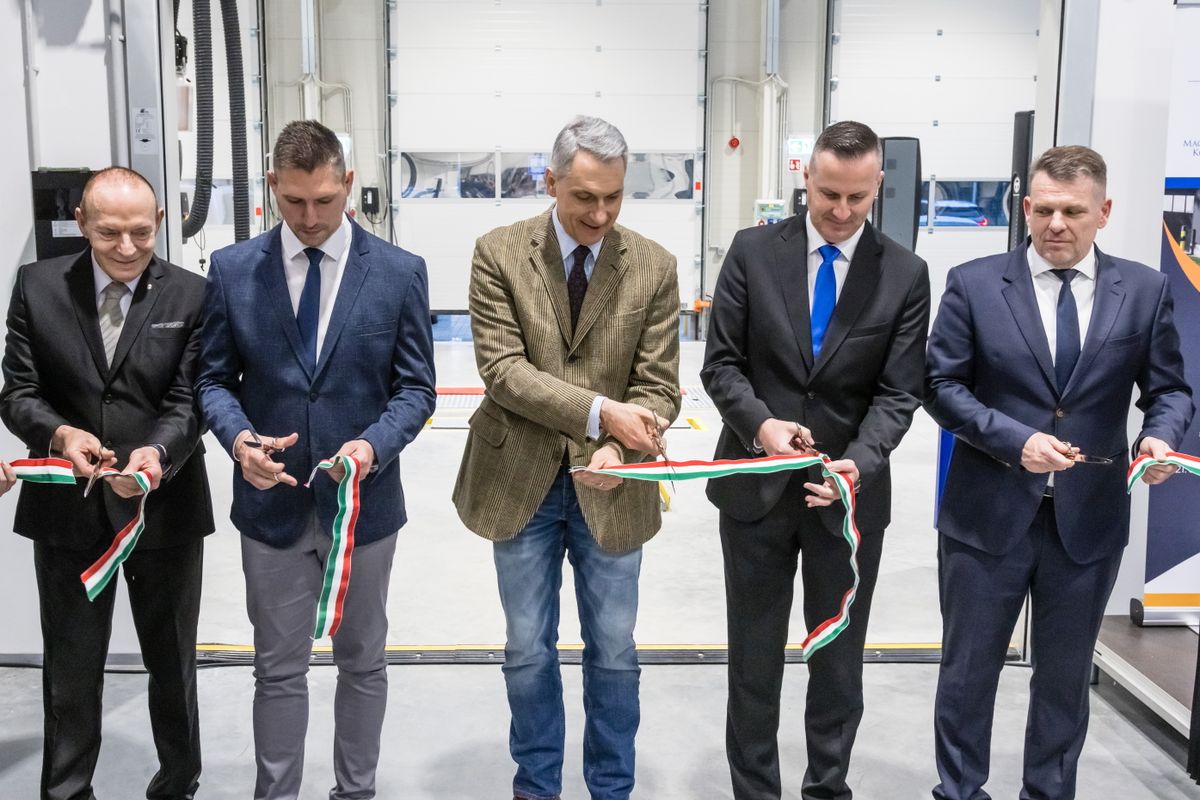 Zalaegerszeg, 2026. március 26.
Szabó Károly, a Zalaegerszegi Szakképzési Centrum kancellárja, Szilasi Gábor, az észak-zalai térség fejlesztéséért felelős miniszteri biztos, zalaegerszegi önkormányzati képviselő, Lázár János építési és közlekedési miniszter, Balaicz Zoltán polgármester és Vizlendvai László, a Zalaegerszegi Szakképzési Centrum főigazgatója (b-j) a Ganz Ábrahám Technikum több mint 1,7 milliárd forintból elkészült új, duális tanműhelyének átadásán Zalaegerszegen 2026. március 26-án.
MTI/Katona Tibor