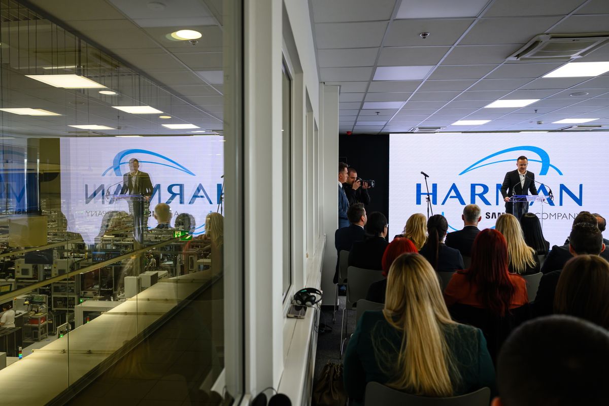 Székesfehérvár, 2026. március 25.Szijjártó Péter külgazdasági és külügyminiszter beszédet mond a Harman Becker Kft. új beruházásának bejelentésén Székesfehérváron 2026. március 25-én. A járműelektronikai rendszereket gyártó dél-koreai vállalat automatizációra és digitalizációra irányuló kapacitásbővítést hajt végre 52 milliárd forint értékben, amihez a kormány hétmilliárd forint támogatást nyújt.MTI/Vasvári Tamás, beruházás