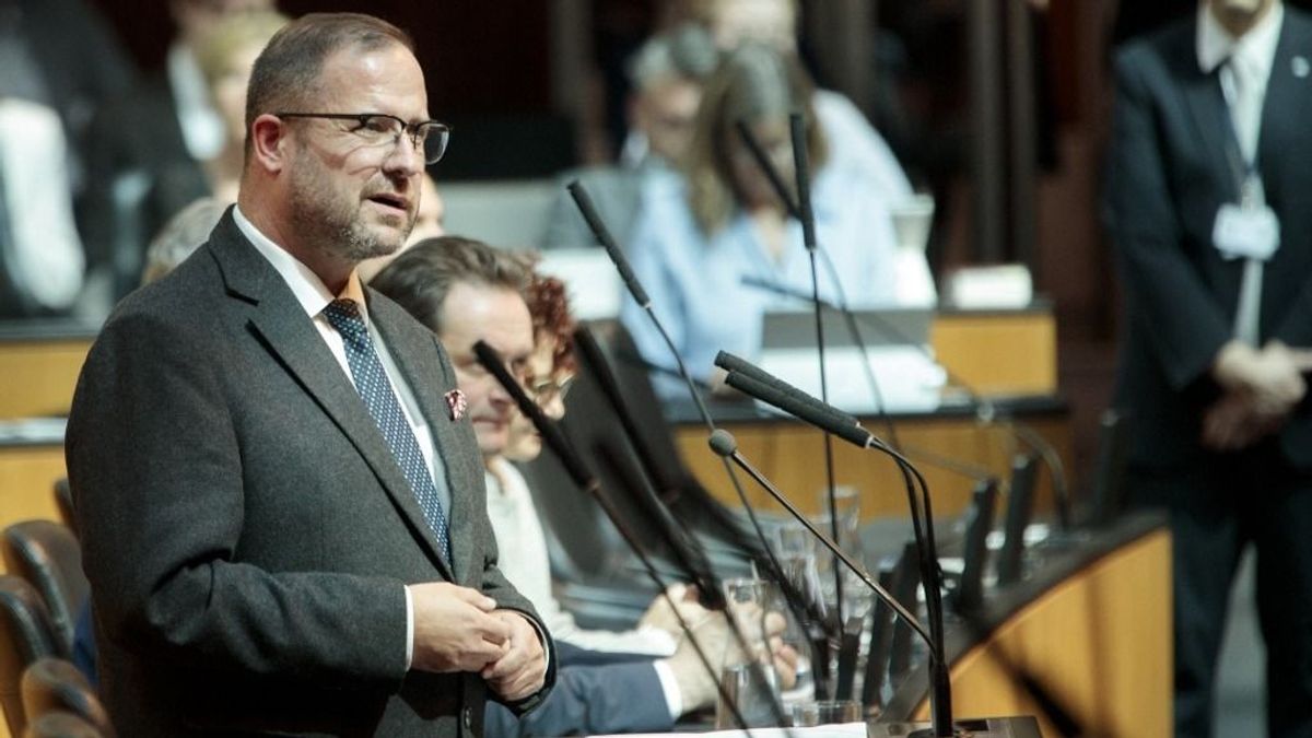 Orbán Viktor mellett állt ki az osztrák főtitkár