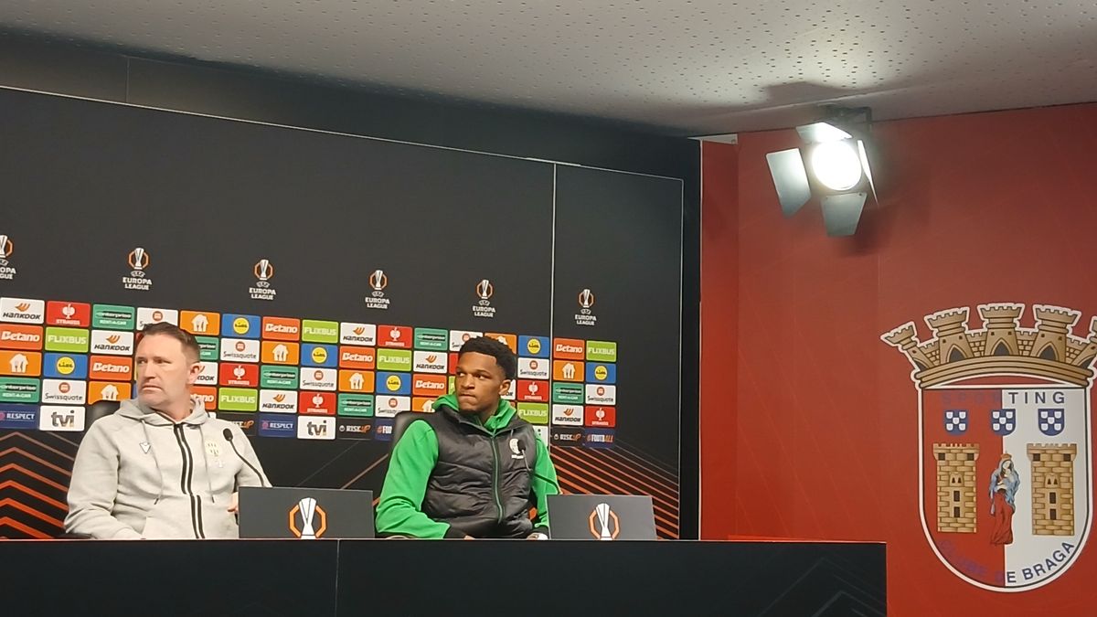 Robbie Keane és Joseph Lenny a bragai sajtótájékoztatón