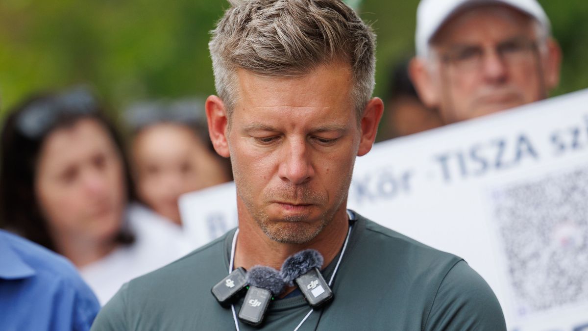 20250520 Ecsegfalva
Magyar Péter, a Tisza Párt elnöke az Egymillió lépés a békéért és a nemzeti összefogásért elnevezésű országjáráson. A menet során mintegy 300 kilométert tesznek meg Nagyváradig, ami az országjárás célállomása lesz.

Fotó: Hatlaczki Balázs HB
MW

A képen: Magyar Péter gyaloglása Ecsegfalva közelében