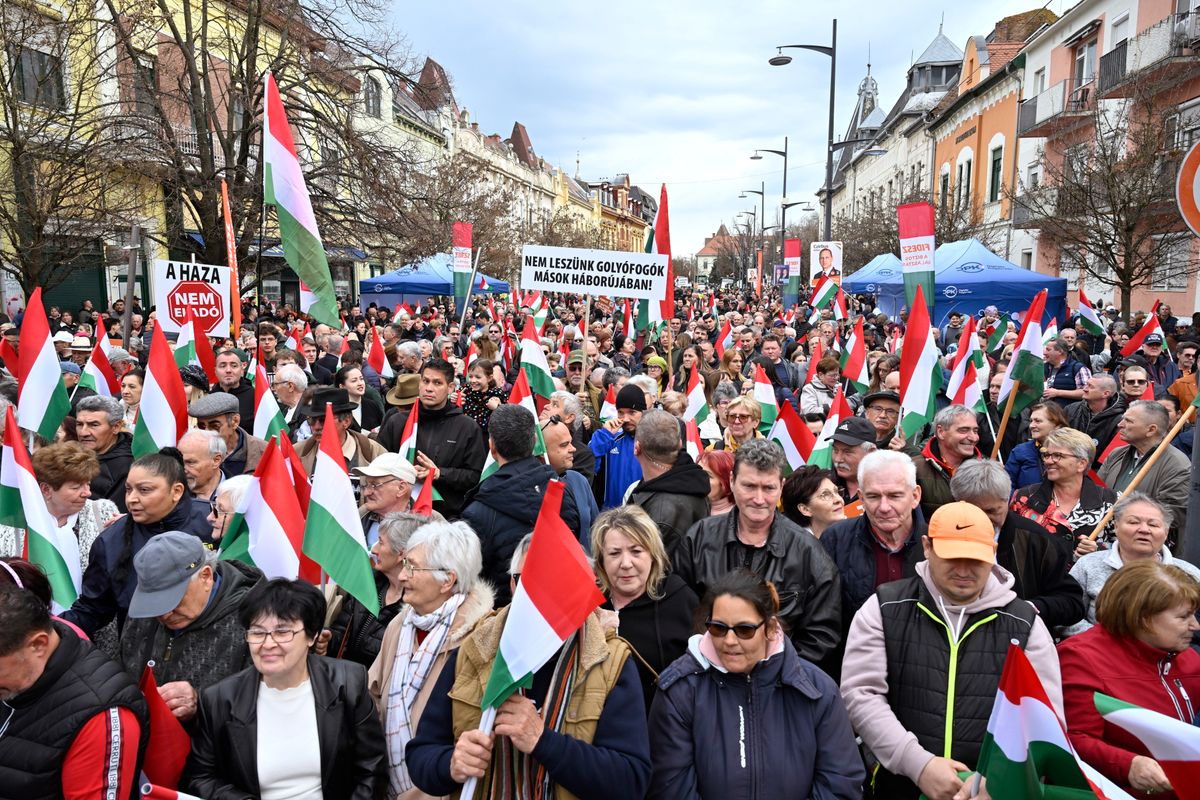 Hódmezővásárhely, 2026. március 22.
Résztvevők Orbán Viktor miniszterelnök, a Fidesz elnöke országjárásának hódmezővásárhelyi állomásán, a Rapcsák András úton 2026. március 22-én.
MTI/Máthé Zoltán
