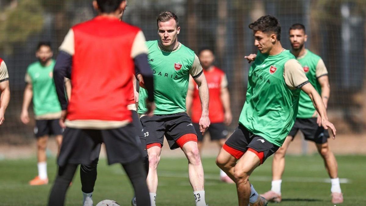 A frontvonalnál ragadt a magyar futballista, míg egy másik hazamenekült a háború elől