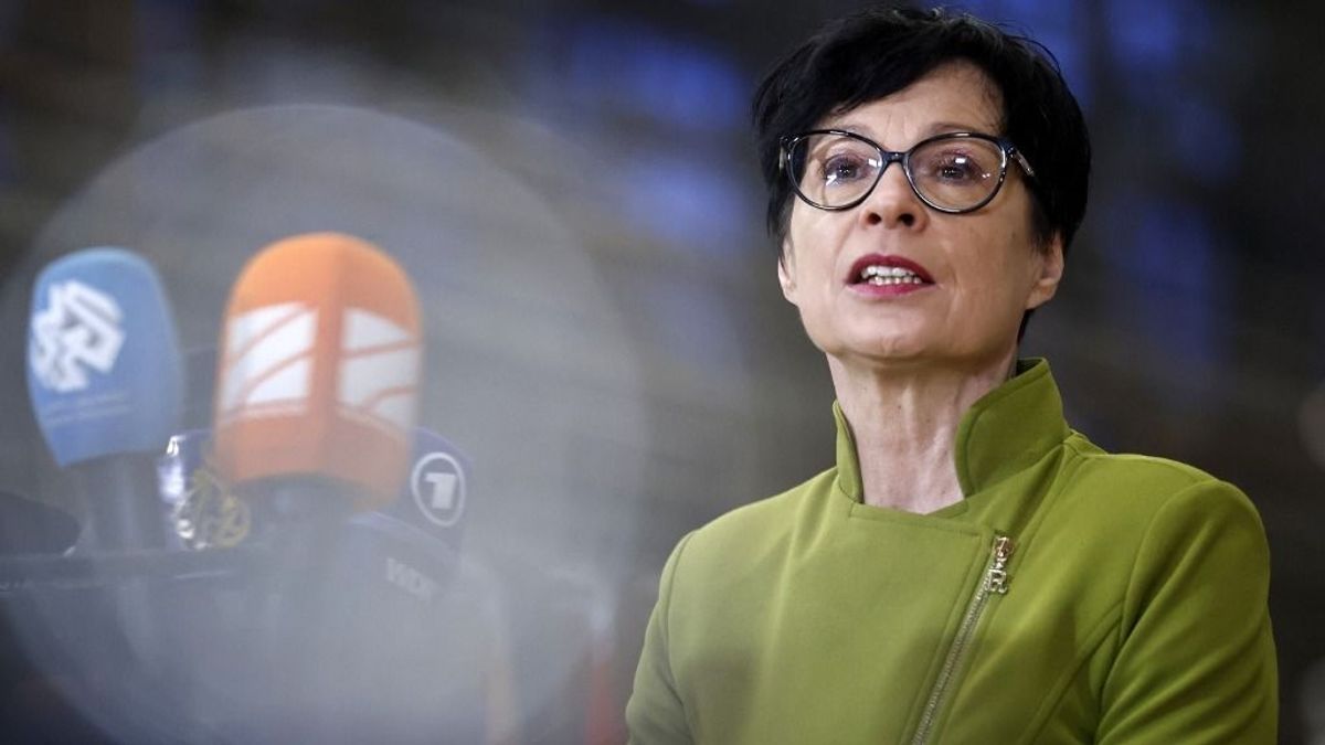 Brüsszel szembe megy az európaiakkal: az EU bővítési biztosa új szabályokat hozna Ukrajna csatlakozásáért