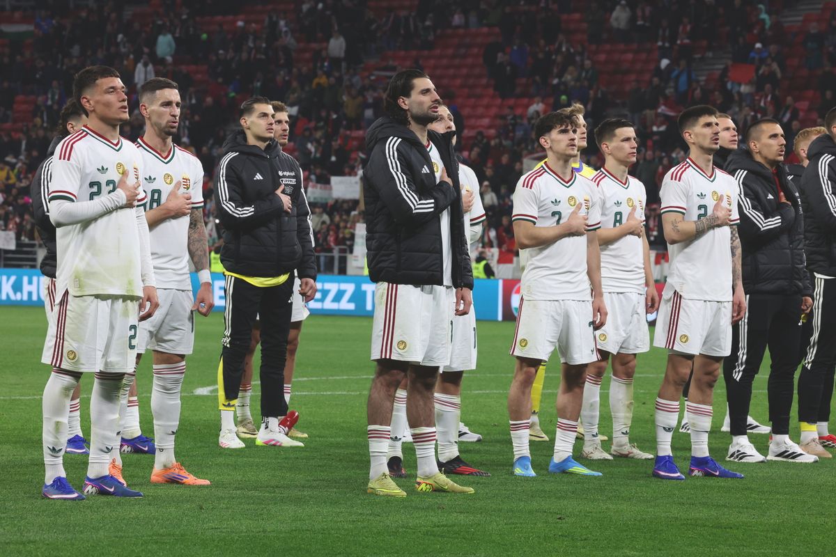 A magyar válogatott játékosai a Szlovénia elleni mérkőzés után a B-közép előtt, ezúttal is Szoboszlai Dominik volt az élen