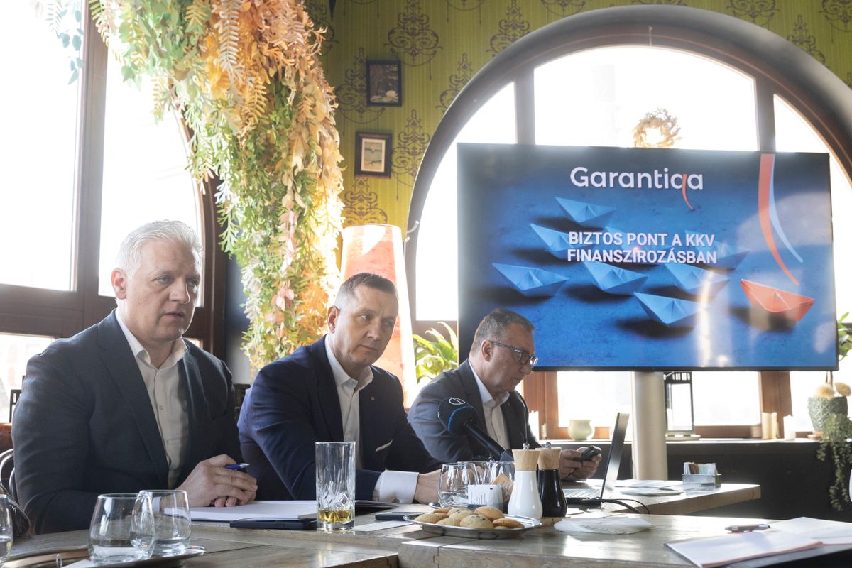 Budapest, 2026. március 12.Szabados Richárd, a Nemzetgazdasági Minisztérium kis- és középvállalkozások fejlesztéséért és technológiáért felelős államtitkára (b) a Garantiqa Hitelgarancia Zrt. 2025. évi üzleti eredményeiről és a hazai kkv hitelezés helyzetéről tartott sajtóbeszélgetésen Budapesten 2026. március 12-én. Mellette Szabó István Attila, a Garantiqa Hitelgarancia Zrt. elnök-vezérigazgatója (k) és Nagy Róbert, a Garantiqa Hitelgarancia Zrt. kockázatkezelési vezérigazgató-helyettese.MTI/Kocsis Zoltán, hitel