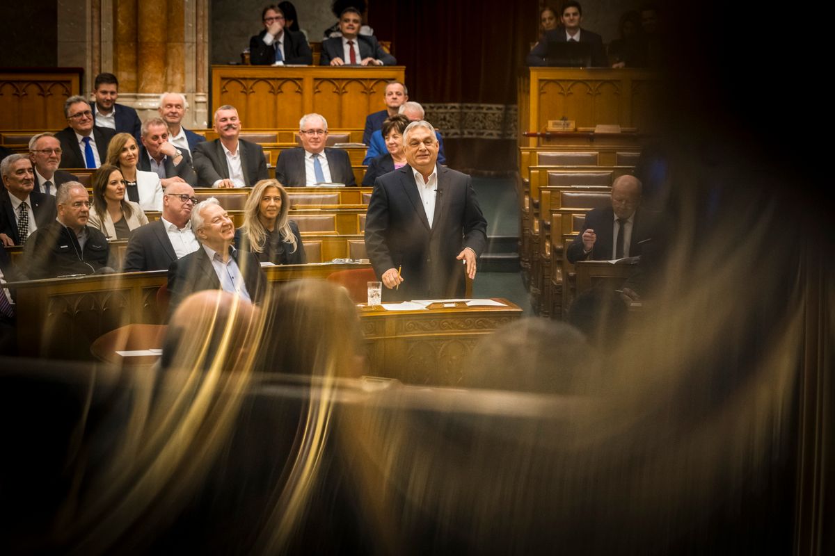 A Miniszterelnöki Kommunikációs Főosztály által közreadott képen Orbán Viktor miniszterelnök azonnali kérdésre válaszol az Országgyűlés plenáris ülésén 2026. március 9-én (Fotó: MTI/Miniszterelnöki Kommunikációs Főosztály/Kaiser Ákos)