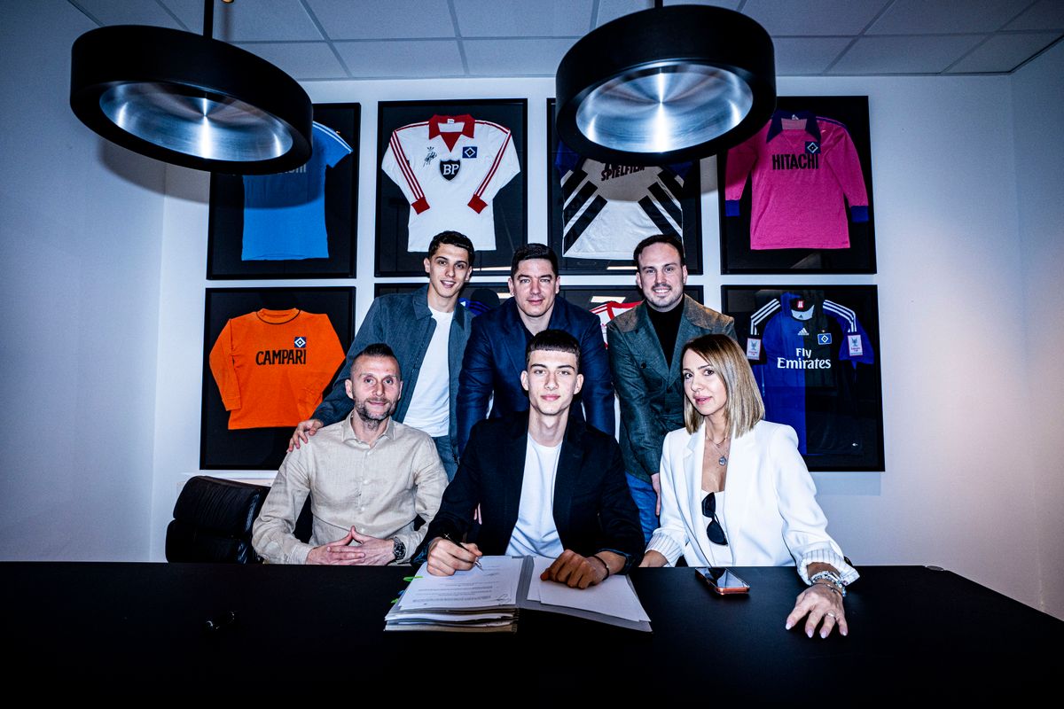 A nagy pillanat: Vasiljevic Andrej aláírja a szerződését