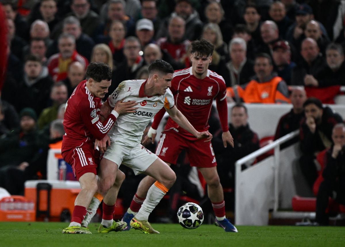 Sallai (középen) és Kerkez (jobbra) gyakran összefutott a pályán