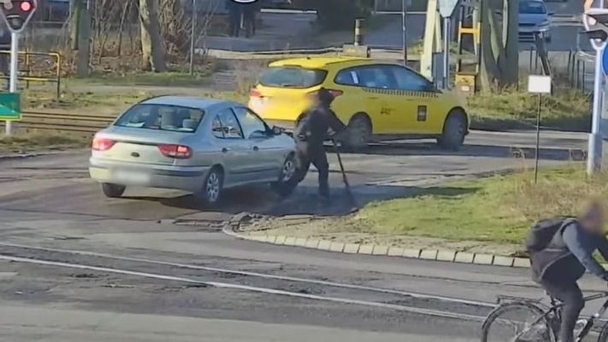 Lecsaptak a rendőrök a vasúti átjáróban, szórták a 100 ezres bírságokat – videó