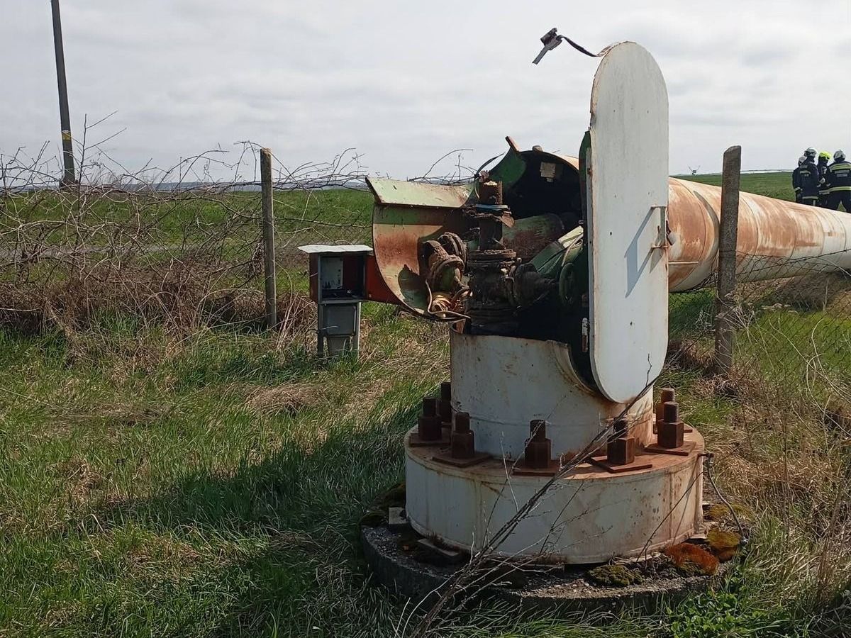 Az erős szél tőből kidöntött egy használaton kívüli víztornyot