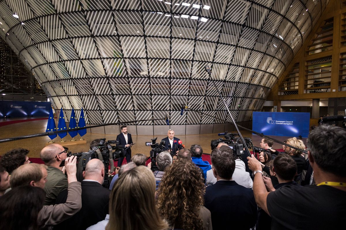 Orbán Viktor nyilatkozik a sajtónak az ülést követően