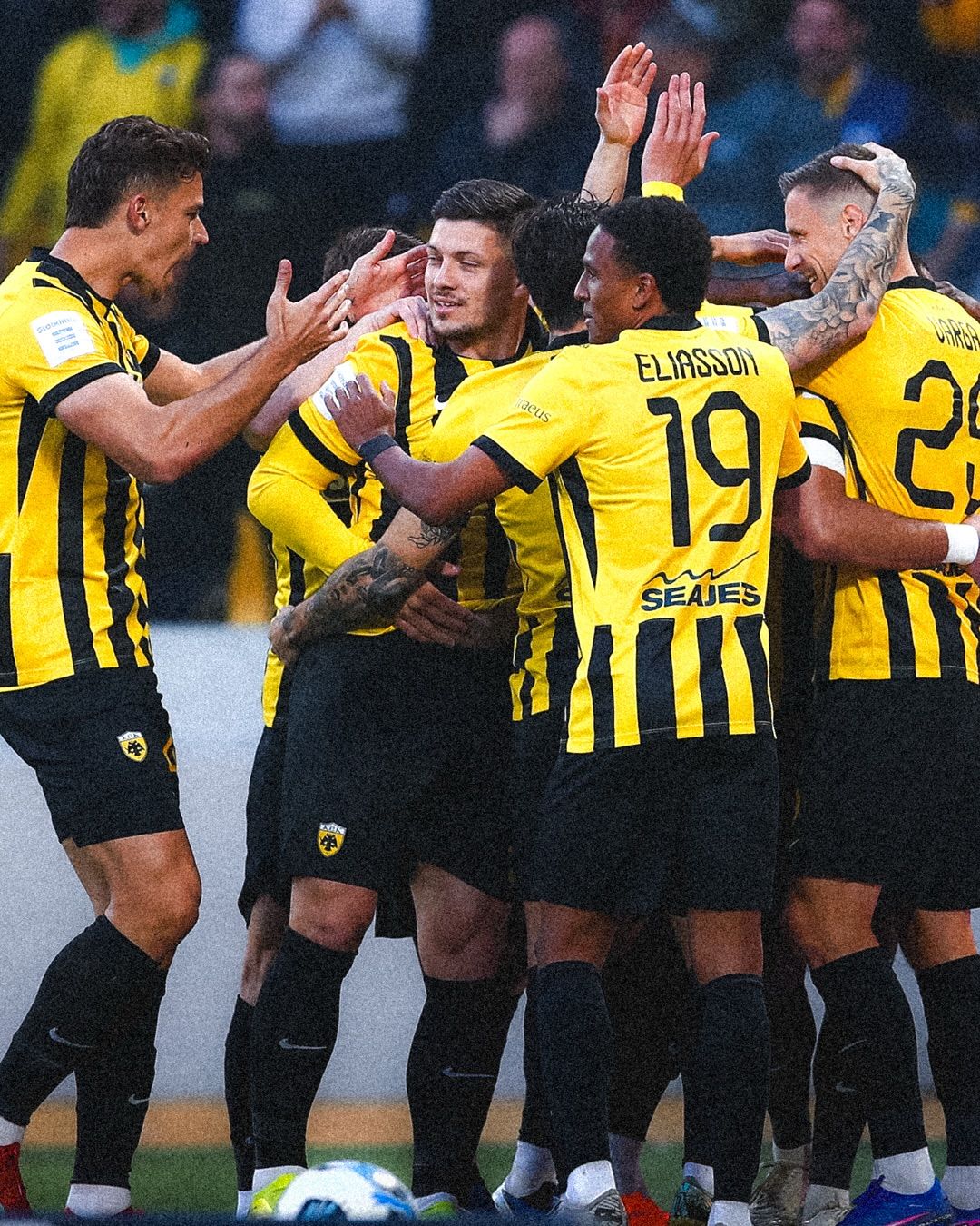 Varga Barnabás és társai ünneplik az AEK Athén győztes gólját, ekkor Luka Jovic is mosolygott, aki később büntetőt hibázott