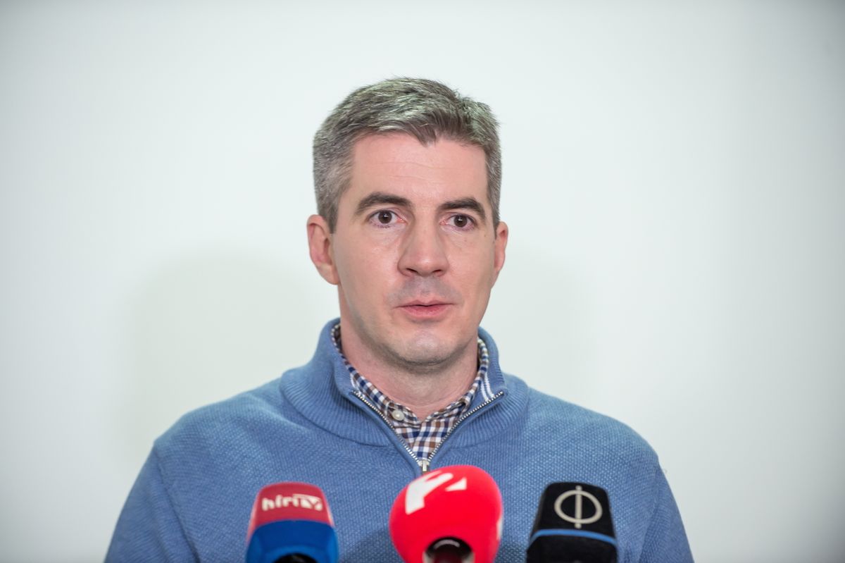 Balatonboglár, 2026. február 27.
Kocsis Máté, a Fidesz frakcióvezetője a kormánypártok országjárásának balatonboglári fóruma előtt tartott sajtótájékoztatón 2026. február 27-én.
MTI/Kacsúr Tamás