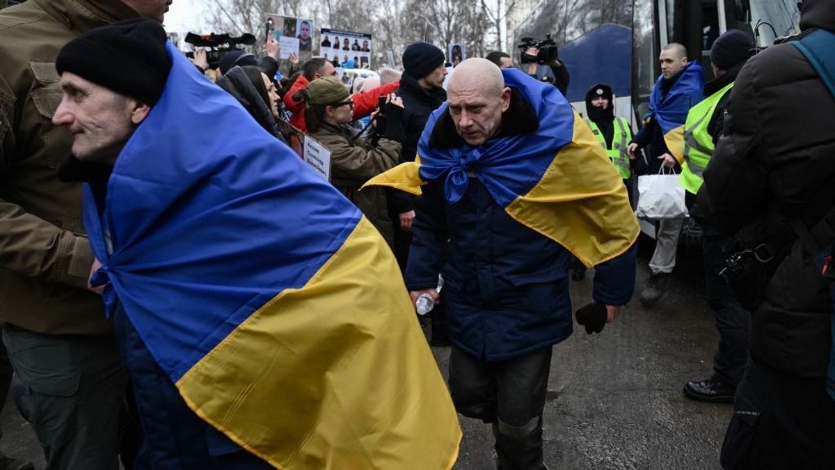 A legutóbbi orosz–ukrán fogolycsere képein megtört embereket látni + fotók