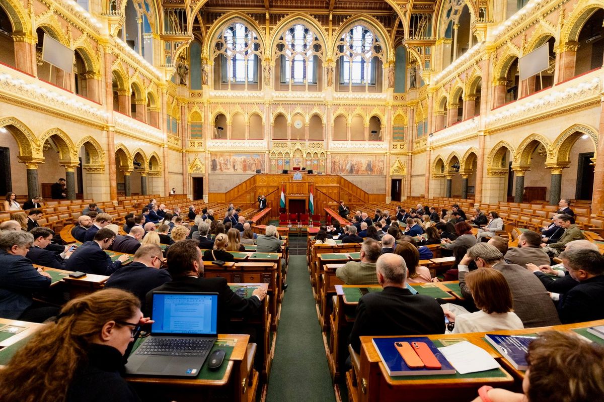 Európában többséget kell szerezniük a Patrióta pártcsalád tagjainak, hogy a migráció problémája megoldható legyen – hangsúlyozta Gulyás Gergely Miniszterelnökséget vezető miniszter hétfőn az Országházban, az 1. Patrióta Nagygyűlés rendezvényén Forrás: Facebook