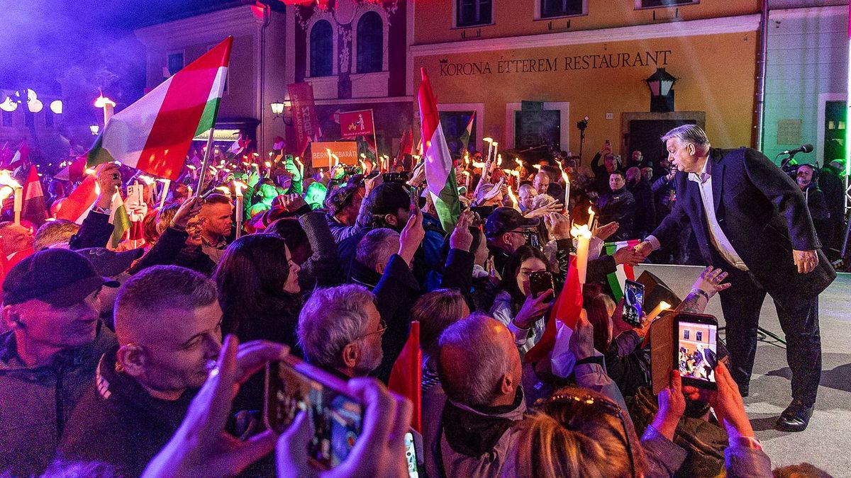 Zsúfolásig tele volt Szentendre főtere Orbán Viktor beszéde alatt