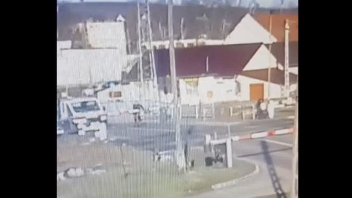 Még nézni is fáj az idős rolleres találkozását a sorompóval + videó