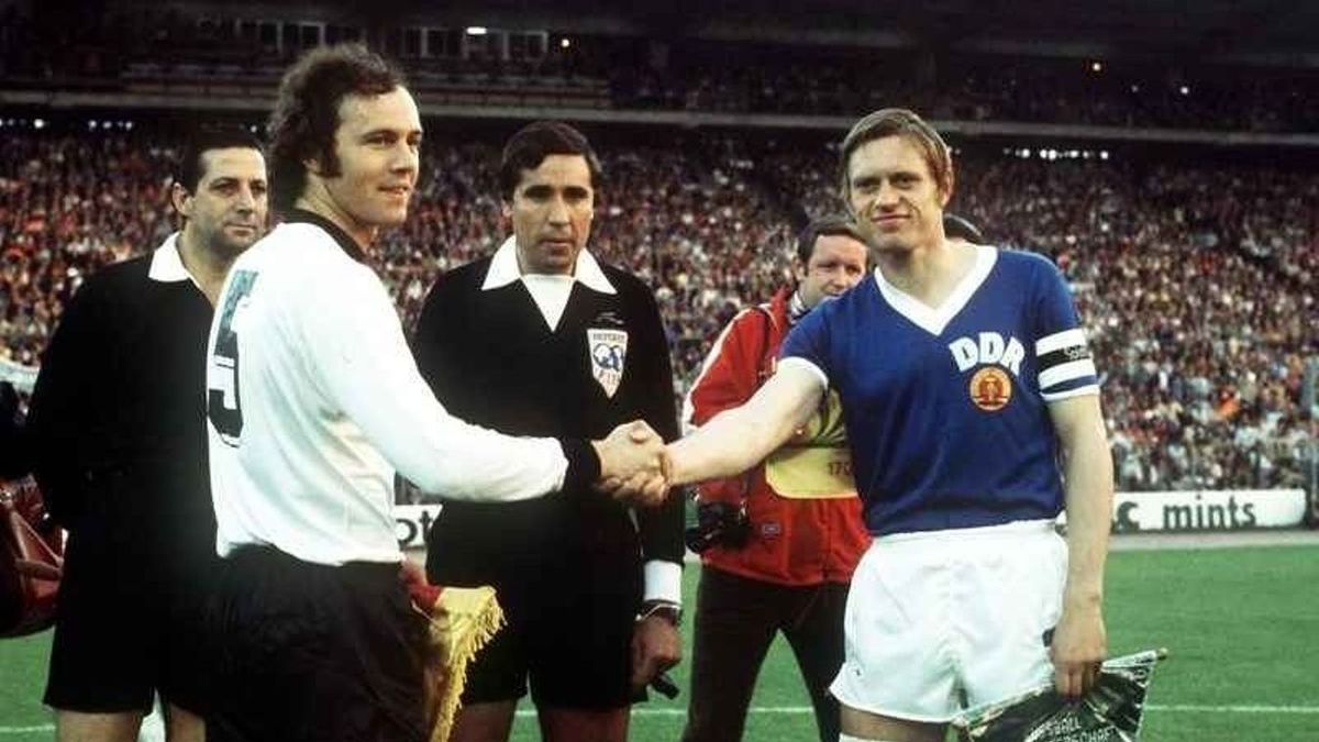 A két csapatkapitány, Franz Beckenbauer és Bernd Bransch kézfogása Hamburgban