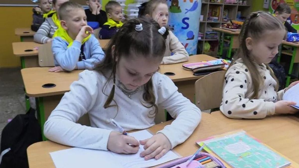 Osztálytermek helyett metróalagutakban tanulnak az ukrán gyerekek