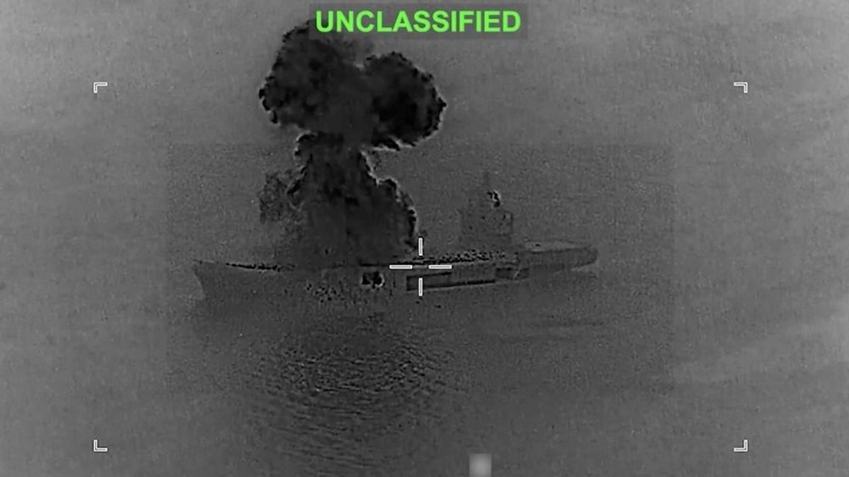 Durva videón a lángba borult iráni drónhordozó