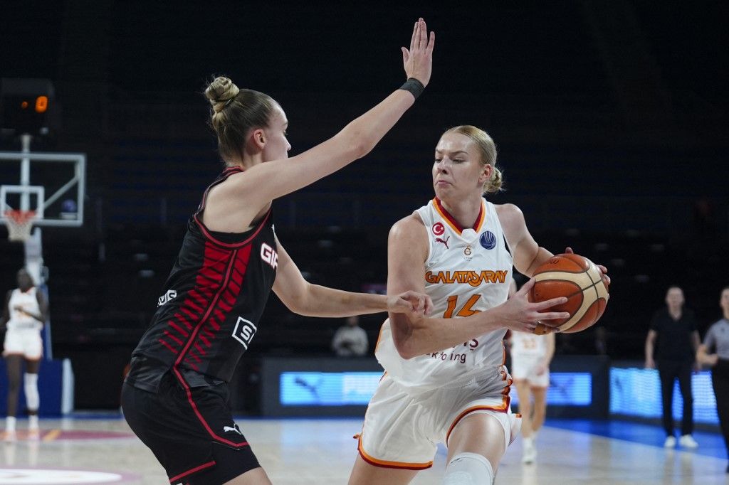 ISTANBUL, TURKIYE - FEBRUARY 4: Dorka Juhasz (14) of Galatasaray Cagdas Faktoring in action against Juste Veronika Jocyte (4) of Spar Girona during EuroLeague Women basketball match between Galatasaray Cagdas Faktoring and Spar Girona at Sinan Erdem Dome in Istanbul, Turkiye on February 4, 2026. Bunyamin Celik / Anadolu (Photo by Bunyamin Celik / Anadolu via AFP)