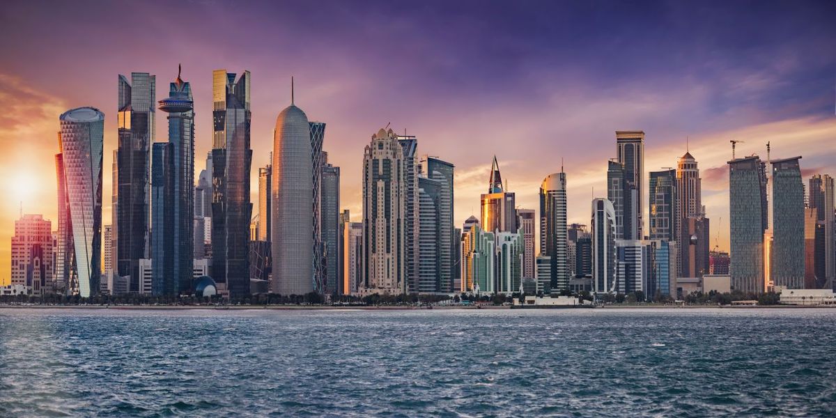 utasbiztosítás Die Skyline von Doha, Katar, bei Sonnenuntergang