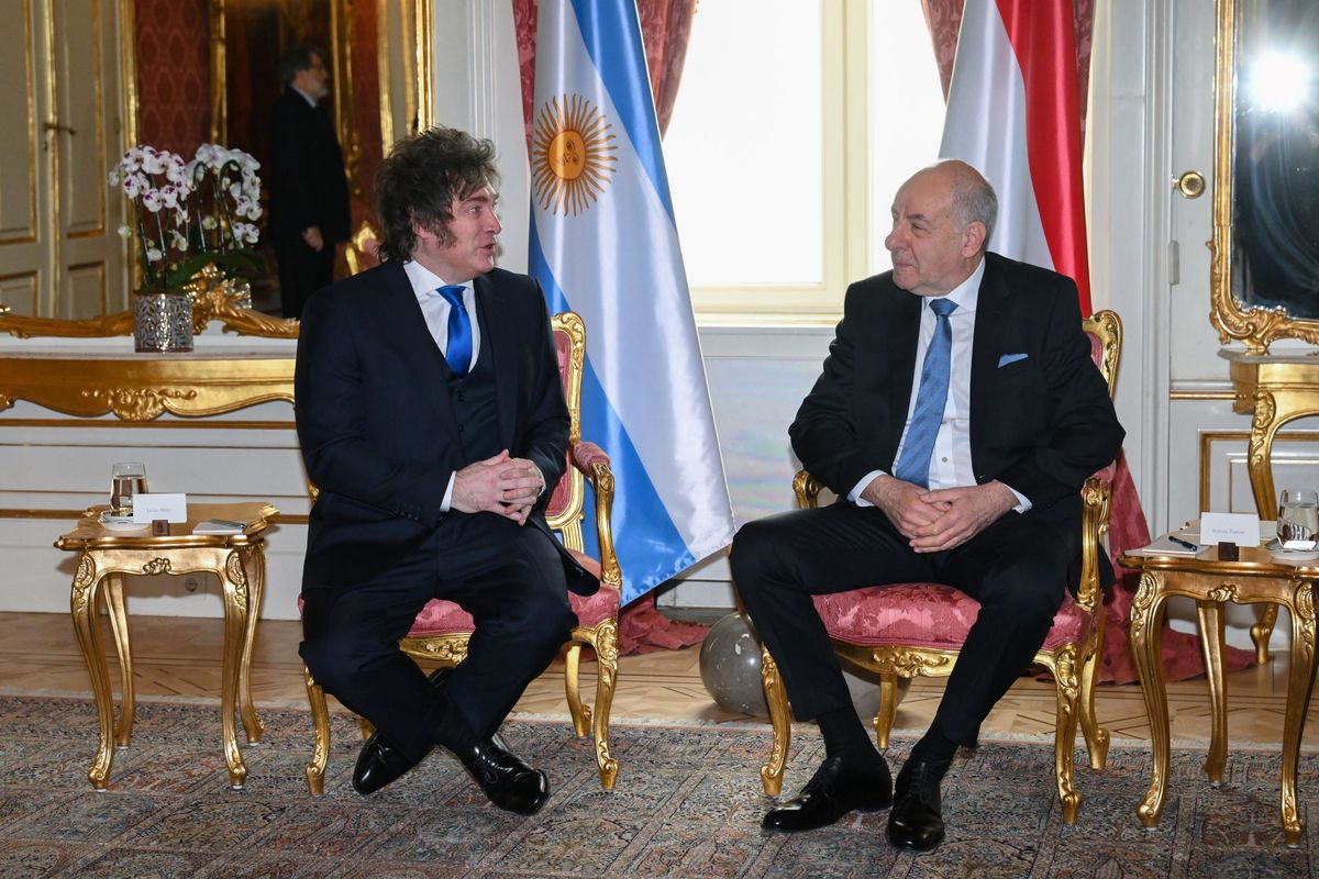 Sulyok Tamás köztársasági elnök (j) fogadja Javier Milei argentin elnököt a Sándor-palotában 2026. március 21-én