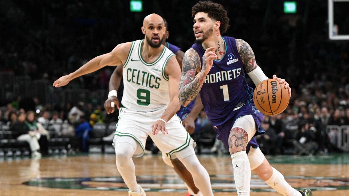 A Charlotte Hornets irányítója LaMelo Ball (labdával) ellen a Boston Celtics játékosa Derrick White védekezik az NBA rangadóján.