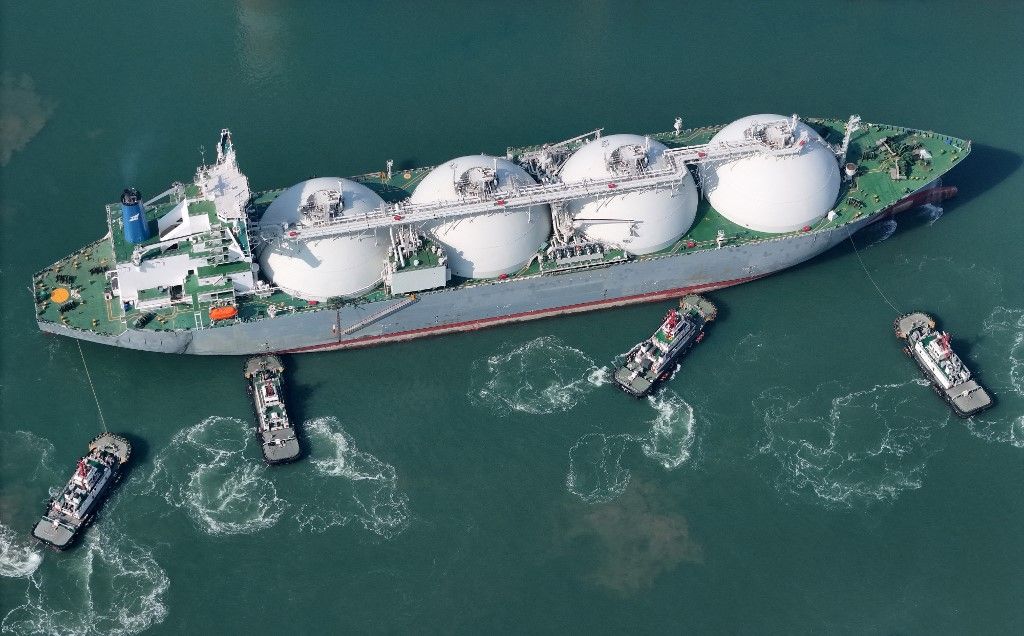 A large LNG (liquefied natural gas) carrier is assisted by a tugboat as it docks in Yantai, Shandong province, China, on February 14, 2025. (Photo by Costfoto/NurPhoto) (Photo by CFOTO / NurPhoto via AFP)