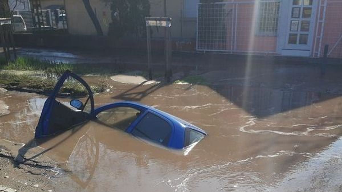 Beszakadt az út Budapesten egy autó alatt, látványos fotókon a vízben elmerült kocsi