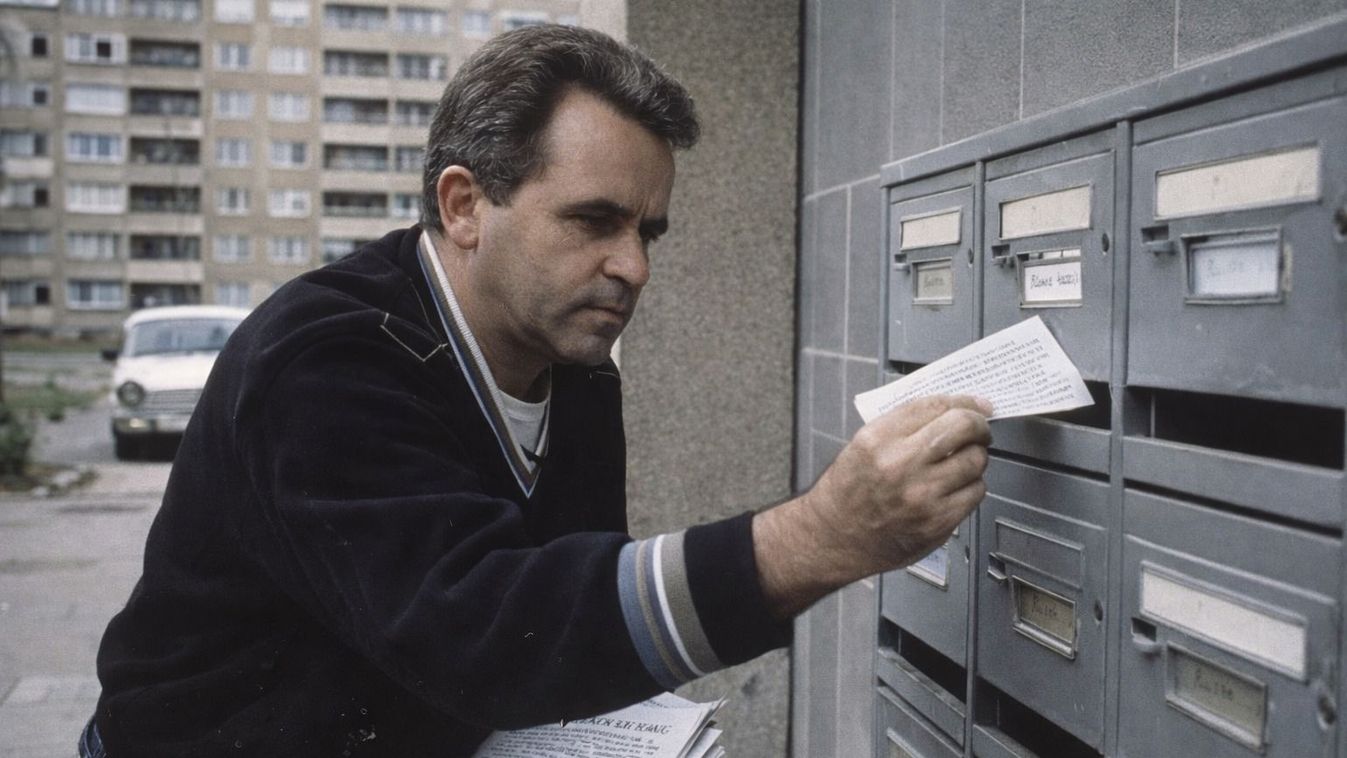 Kristály Gyula bedobja  a röplapokat a postaládákba