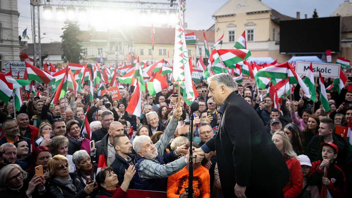 Zsúfolásig telt a miskolci főtér: így várta a hatalmas tömeg Orbán Viktort + videó