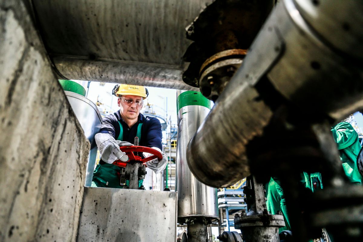 MOL, olaj, földgáz, olajfinomító, kőolaj, gazdaság, ipar, Százhalombattai dunai finomító