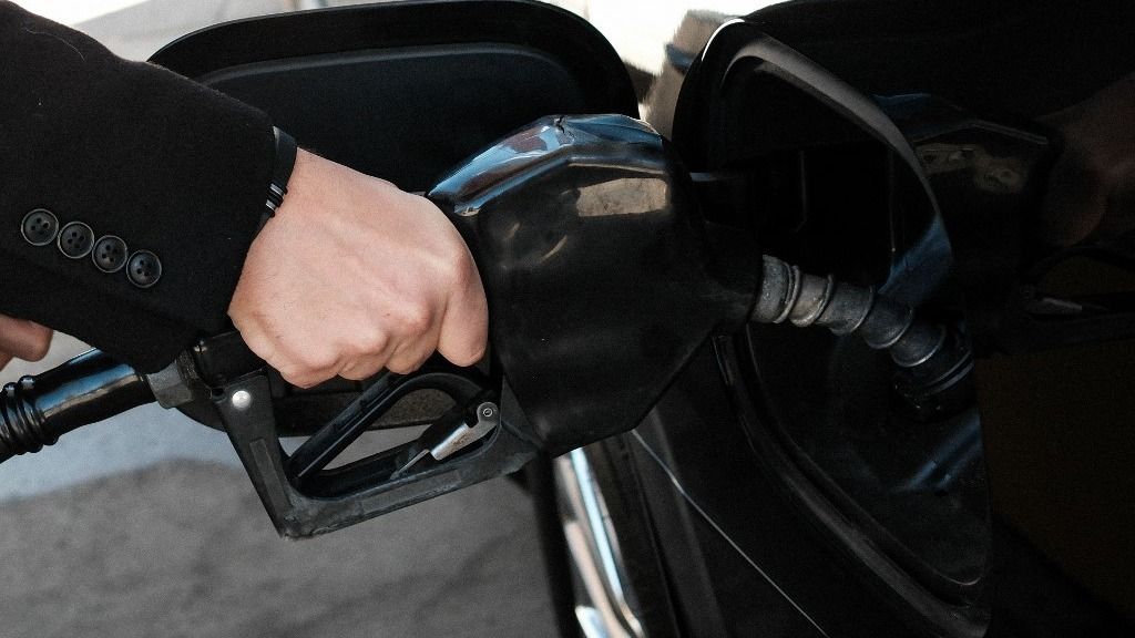 A magyar kormány védett üzemanyagárakkal és adócsökkentéssel garantálja a családok biztonságát