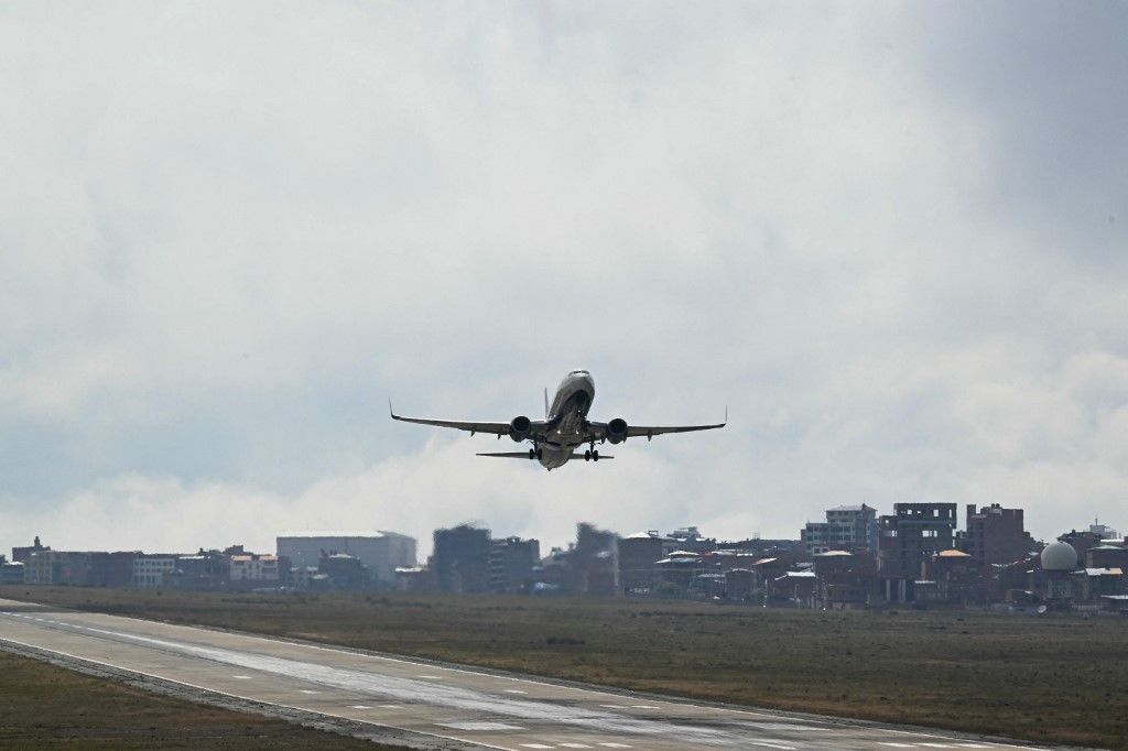 A government-owned national carrier airliner, Boliviana de Aviacion (BoA), plane takes off at El Alto International Airport in El Alto, near La Paz, on February 28, 2026. (Photo by AIZAR RALDES / AFP), kerozin