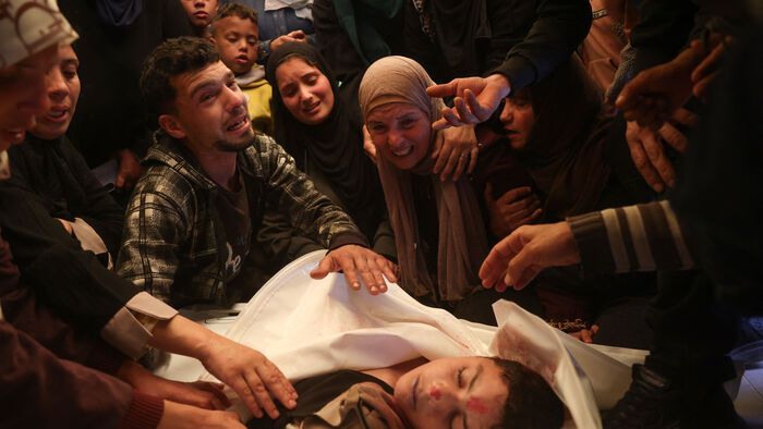 Palesztin gyermeket gyászolnak hozzátartozói a Gázai övezet déli részén 