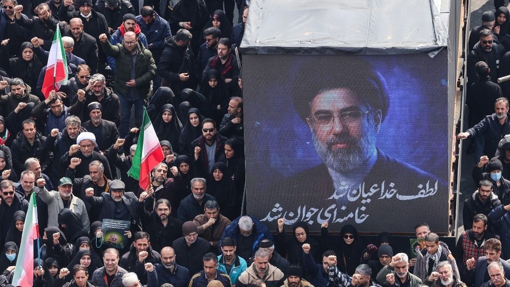 A Közel-Keleten tovább éleződik a helyzet, találgatások indultak el Irán legfelsőbb vezetőjének haláláról is