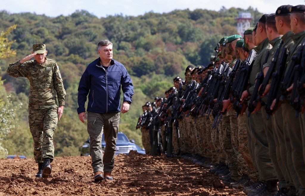 Croatian President Zoran Milanovic greets soldiers after the final presentation of the joint military exercise 'Combat Power 25', the largest joint military exercise of the Croatian Army in the last seven years, aimed at confirming its ability to conduct joint operations on land, in the air, at sea, and in cyberspace, near the town of Slunj, on September 17, 2025. (Photo by DAMIR SENCAR / AFP)