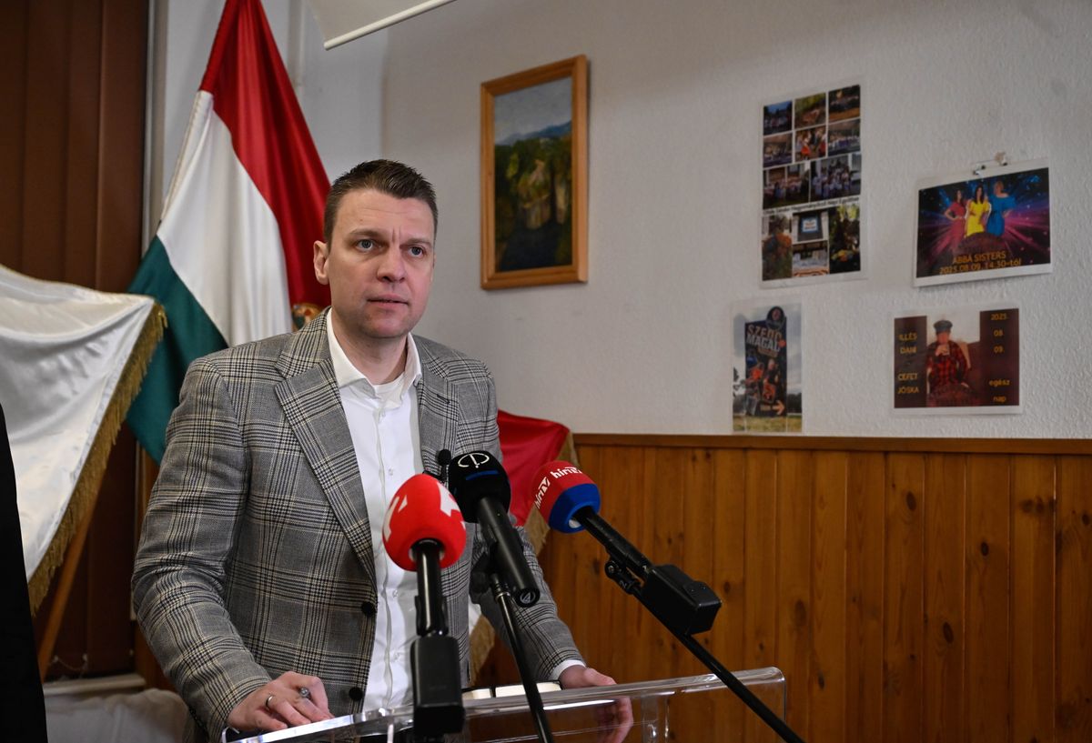 Tápiószecső, 2026. február 25.
Menczer Tamás, a Fidesz-KDNP kommunikációs igazgatója a kormánypártok országjárásának tápiószecsői lakossági fóruma előtt tartott sajtótájékoztatón a Kós Károly Művelődési Központ és Könyvtárban 2026. február 25-én.
MTI/Bruzák Noémi