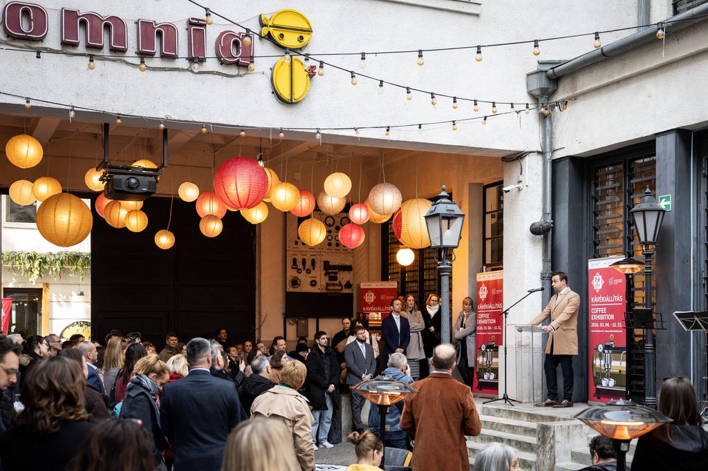 Fő a kávé kiállítás megnyitója