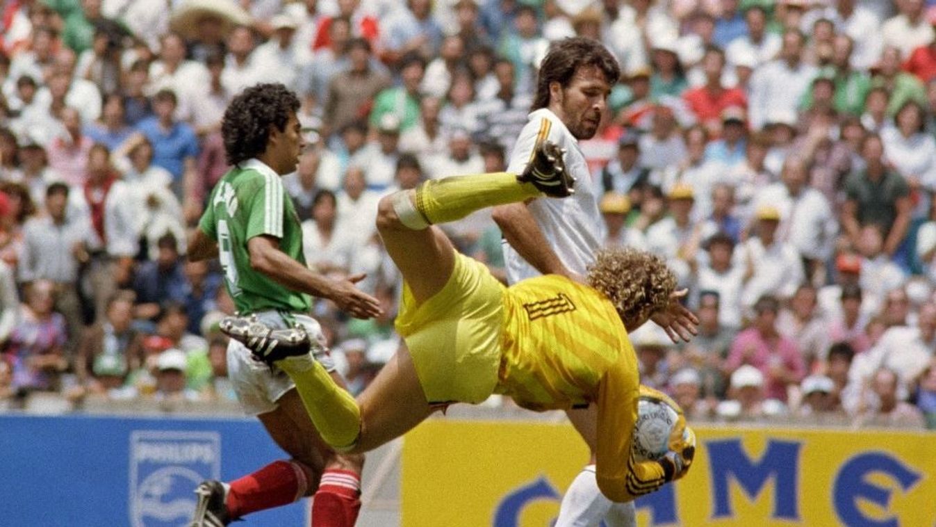 Jean-Marie Pfaff (sárga mezben), aki az 1982-es vb-n a magyarok elleni meccsen megúszta a kiállítást